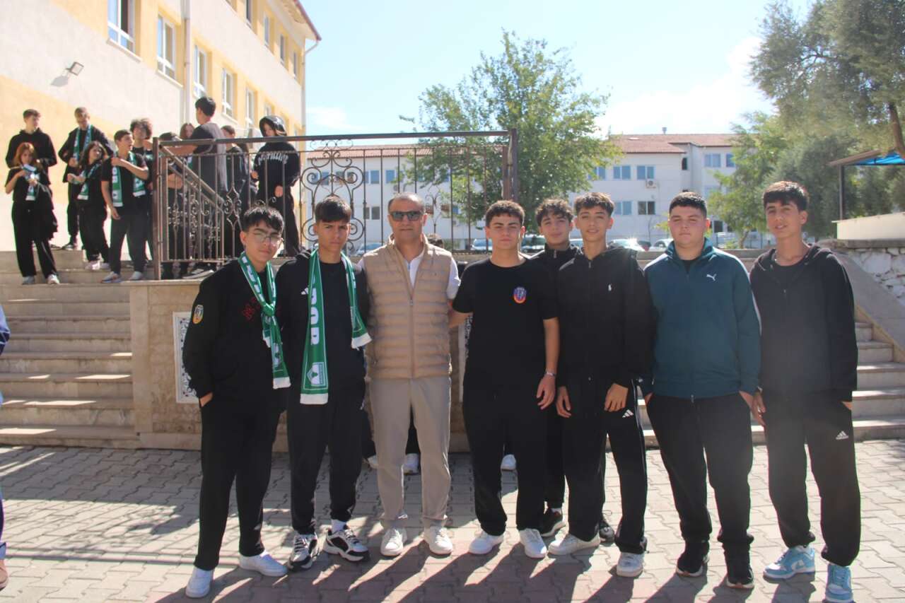 Muğlaspor’dan Gençlere Ziyaret: Futbolcular Öğrencilerle Buluştu 2